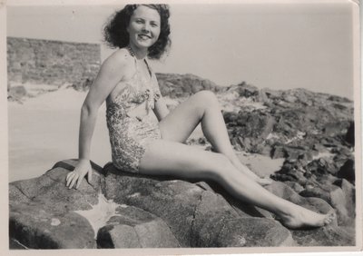 Feriegjester iført den "rynkede" badedrakten, sent på 1940-tallet (s/hvitt-bilde) av Hippolyte Lalaise Devéria