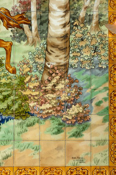 Innvendig visning, flispanel, maler Furcy Ernest Tondeur, eksekutør Boch Frères La Louvière, første panel, jaktscene med tre ryttere, detalj nede til høyre, med signatur av . .