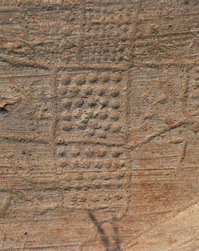 Italia, Lombardia-regionen, Valcamonica, Capo di Ponte, Brescia-provinsen, Seradina-Bedolina arkeologiske park, forhistorisk kamunisk berggravering, Rock 1, topografisk komposisjon kjent som "Map of Bedolina" av Isabel Redie