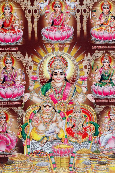 Lakshmi, kona til Vishnu, er gudinnen for velstand, lykke og skjønnhet. av . .