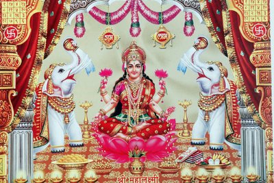 Lakshmi, kona til Vishnu, er gudinnen for velstand, lykke og skjønnhet. av . .