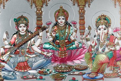 Lakshmi, kona til Vishnu, er gudinnen for velstand, lykke og skjønnhet. Ganesh. av . .