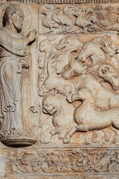 Lavt relieff av portalen til San Zeno Maggiore. Verona av . .