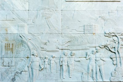 Marmorrelieff som viser mennesker; Stor vegg; Jinshanling delen; Folkerepublikken Kina av Frederick (attr. to) Barnard