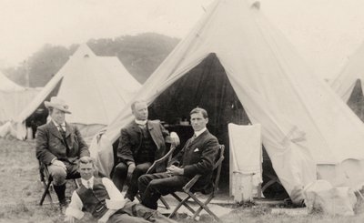 Menn slapper av utenfor teltet ca. 1908 (bilde) av . .