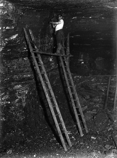 Gruvedrift, kull Kutting av de øverste lagene av den berømte ti yard sømmen, Staffordshire, ca 1890-tallet av Frederick (attr. to) Barnard