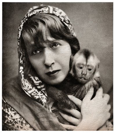 Mistinguett med en liten ape av . .