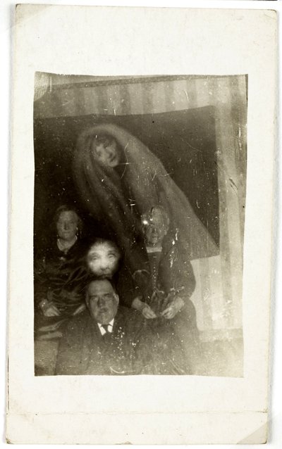 Paranormalt fenomen: portrett av tre gamle mennesker, ånden til en kvinne som dukker opp bak dem, ca 1920 Fotografi av William Hope (1863-1933) av Frederick (attr. to) Barnard