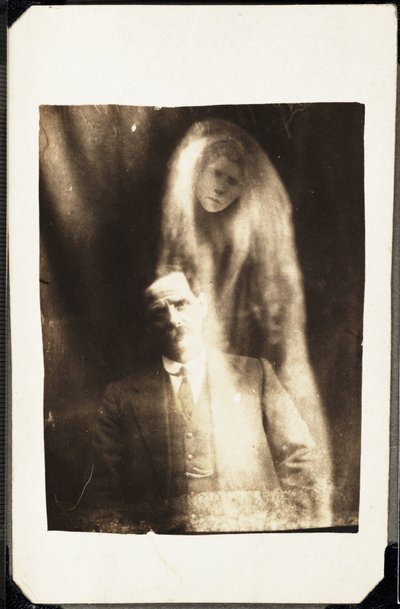 Paranormalt fenomen: portrett av en mann og ånden til hans kone som dukker opp bak ham, ca 1920 Fotografi av William Hope (1863-1933) av Frederick (attr. to) Barnard