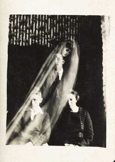 Paranormalt fenomen: portrett av en kvinne og to menn, og ånden til en kvinne som dukker opp bak dem, ca 1920 Fotografi av William Hope (1863-1933) av Frederick (attr. to) Barnard