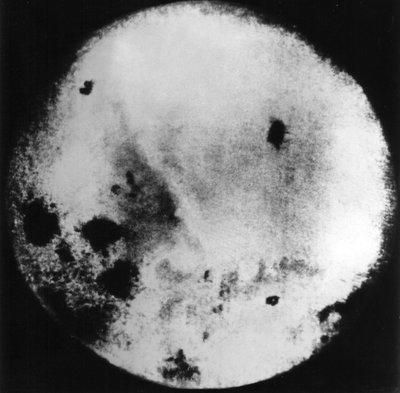 Fotografi av den andre siden av månen tatt og sendt tilbake til jorden av den sovjetiske månesonden, Luna 3 av Frederick (attr. to) Barnard