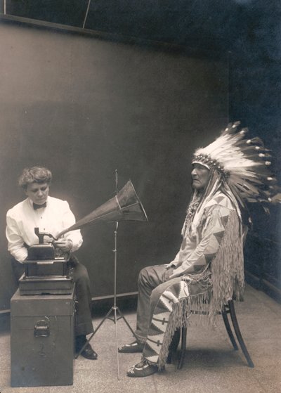 Piegan Indian, fjellsjef, lytter til et opptak med etnolog Frances Densmore av . .