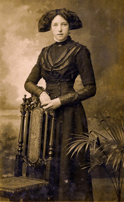 Portrett av en edvardiansk kvinne, Eastbourne ca. 1908 (bilde) av . .