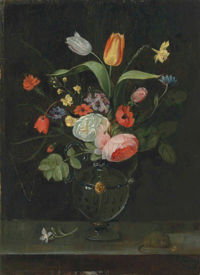 Roser, tulipaner, en påskelilje og andre blomster i en glassvase, på en steinhylle med en mus (olje på eikepanel) av . .