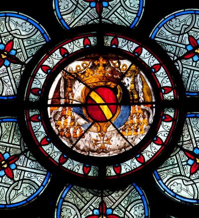 Oculus av trommehinnen til et av de to vinduene i kapellet i Noailles, med armene til kardinalen, malt på midten av 1700-tallet av Jean Le Vieil. Cathedrale Notre Dame de Paris - Paris 4 - XIIIth, XIIIth, XIXth, rehabilitering av Vi av . .