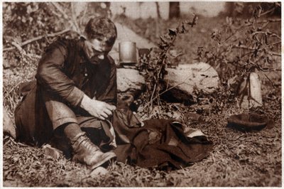 Tramp gjengir klærne hans. 1929 (trykk) av . .