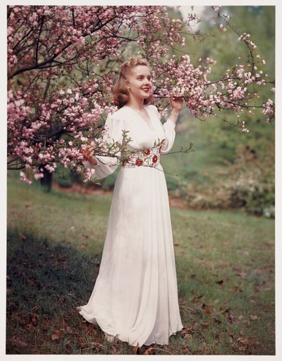 Kvinne som modellerer en kjole nær blomstringen, ca 1940-tallet av Frederick (attr. to) Barnard