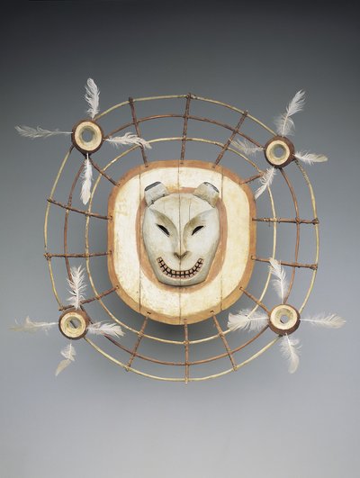 Maske som viser en bjørneånd, sent på 1800-tallet (tre, maling, fiber, tarmsnor) av culture Yupik