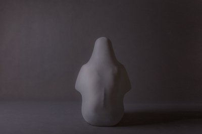 Stille, drapert figur av nargesjabbari