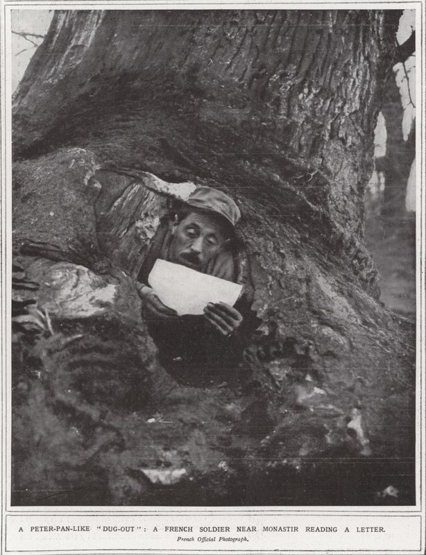 En Peter-Pan-lignende "utgravd", en fransk soldat i nærheten av Monastir som leser et brev (s/hvitt-bilde) av (after) English photographer