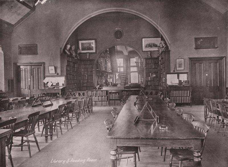 Owen#39;s College, Manchester: Bibliotek og lesesal (s/hvitt-bilde) av (after) English photographer