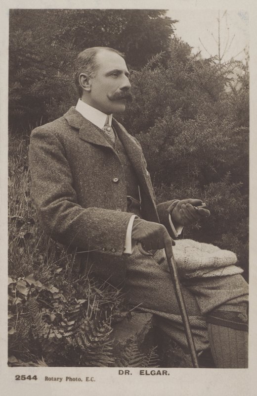 Sir Edward Elgar , engelsk komponist (s/hv-bilde) av (after) English photographer