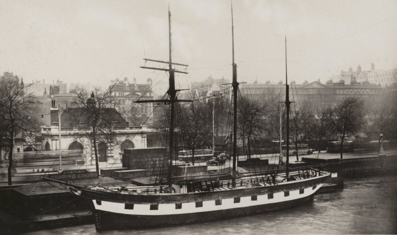 The Friend Ship, Charing Cross Pier (s/hv-bilde) av (after) English photographer