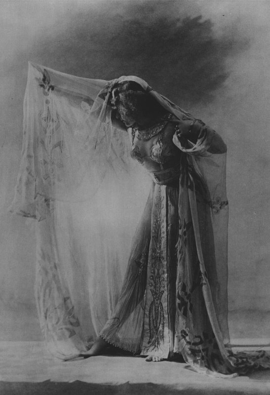 Colette da hun opptrådte i Vaudeville (s/hv-bilde) av (after) French Photographer