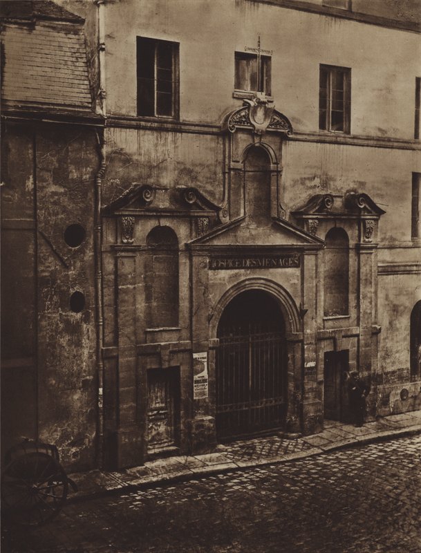 Inngang til Hospice des Menages rue de Sevres i 1868 (s/hvitt-bilde) av (after) French Photographer