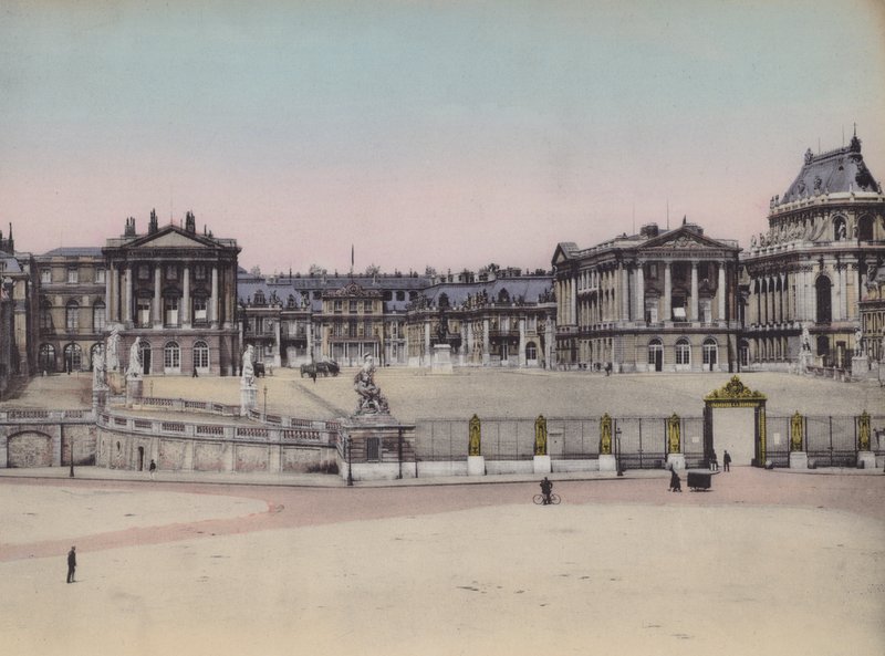 Facade du Chateau, foran slottet (farget bilde) av (after) French Photographer