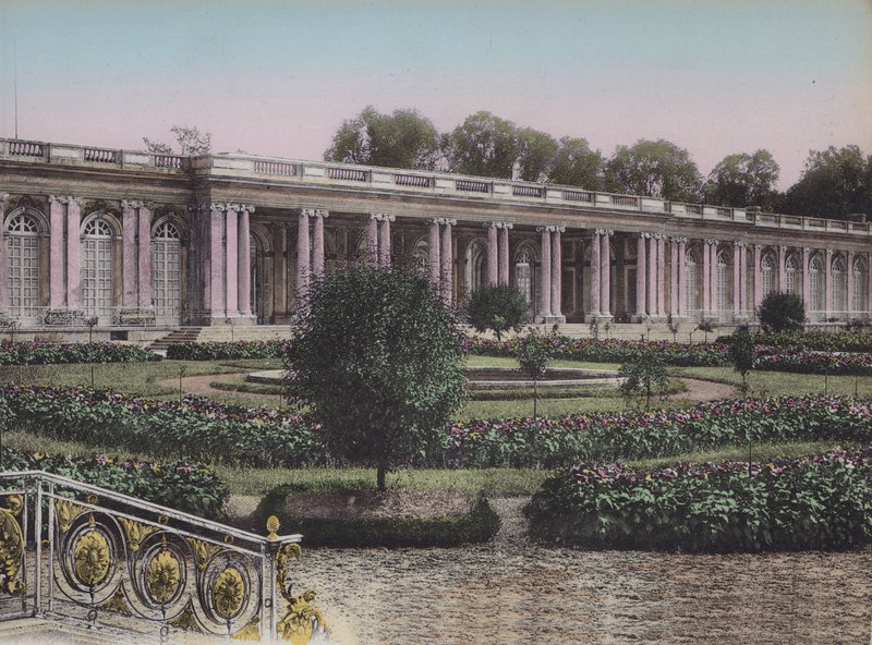 Grand Trianon, Facade sur les Jardins, Great Trianon, Forfra på hagen (farget bilde) av (after) French Photographer