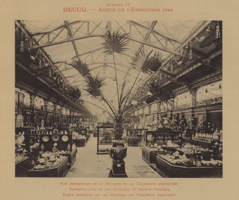 Innvendig visning av galleriet til fransk keramikk (s/hv-bilde) av (after) French Photographer