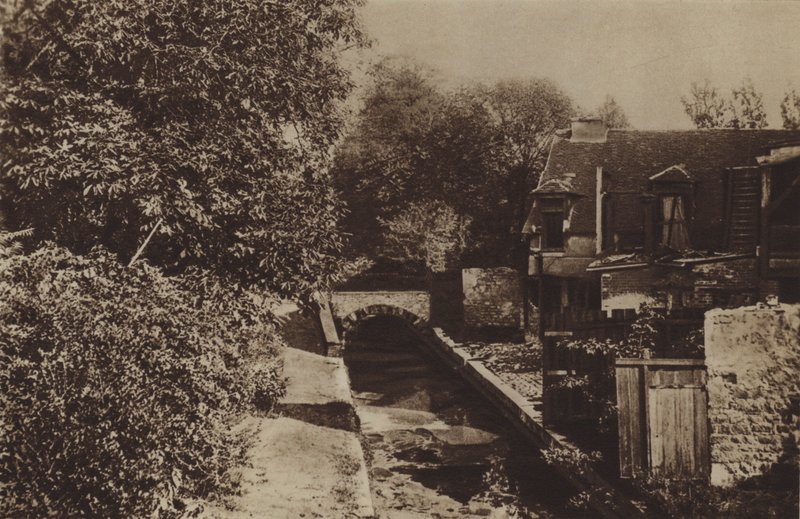 La Bievre nær Pavillon de Julienne (s/hvitt bilde) av (after) French Photographer