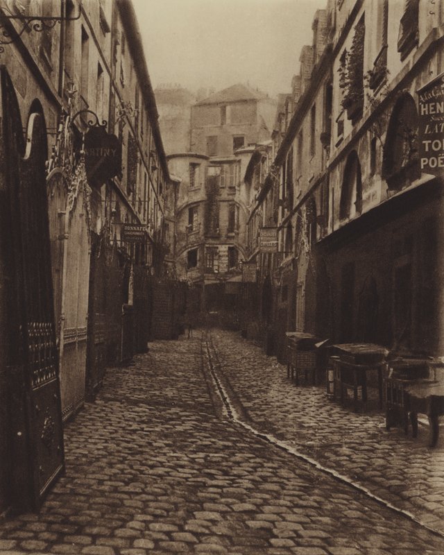 Dragens gårdsplass, nedover rue de Rennes (s/hv-bilde) av (after) French Photographer