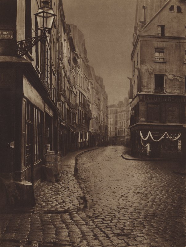 Rue Saint-Honore, tatt fra krysset mellom Rue de la Lingerie og Rue des Dechargeurs (s/hvitt bilde) av (after) French Photographer