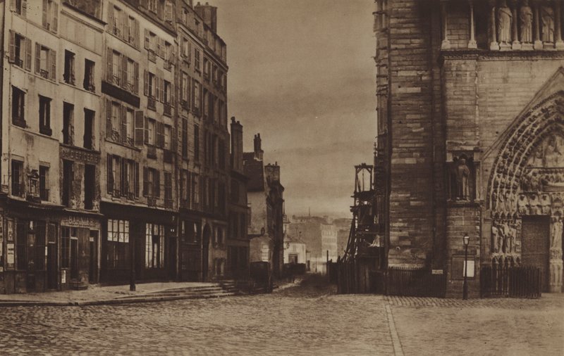 Rue du Cloitre-Notre-Dame, sett fra Parvis rundt 1865 (s/hv-bilde) av (after) French Photographer