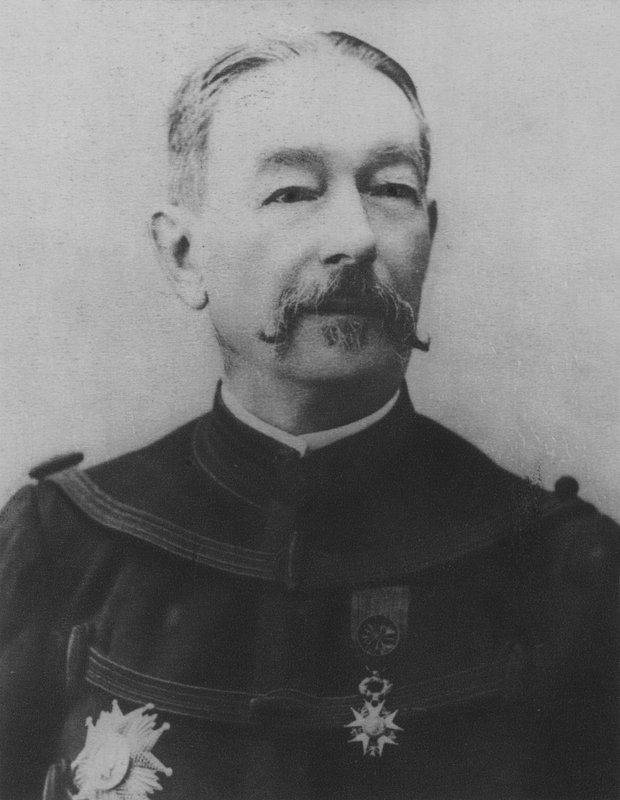General Mercier (s/hvitt bilde) av (after) French Photographer