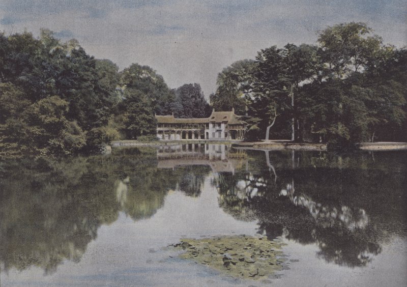 Petit Trianon, utsikt over Hamlet og innsjøen (farget bilde) av (after) French Photographer