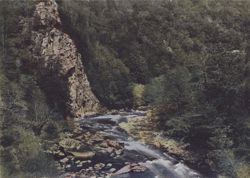 Gorges de la Cere mellom Siran og Lamativie (farget bilde) av (after) French Photographer