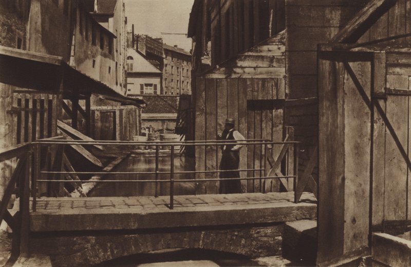 Bredden av Bievre på bunnen av rue des Gobelins (s/hvitt-bilde) av (after) French Photographer