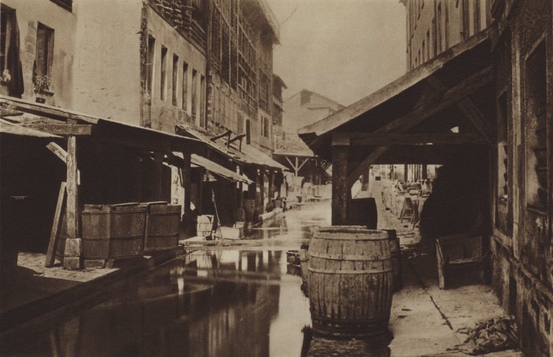 Garveriene ved bredden av Bievre (s/hvitt-bilde) av (after) French Photographer