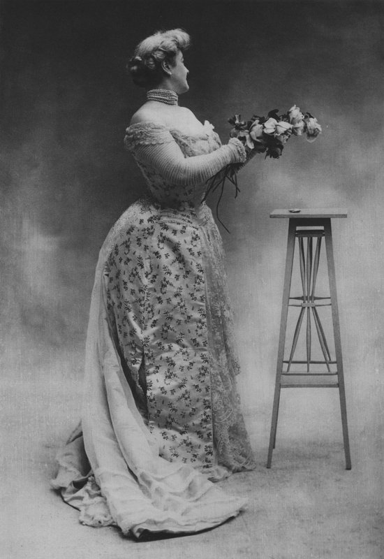 Madame Alibert, korsettprodusent (s/hvitt-bilde) av (after) French Photographer