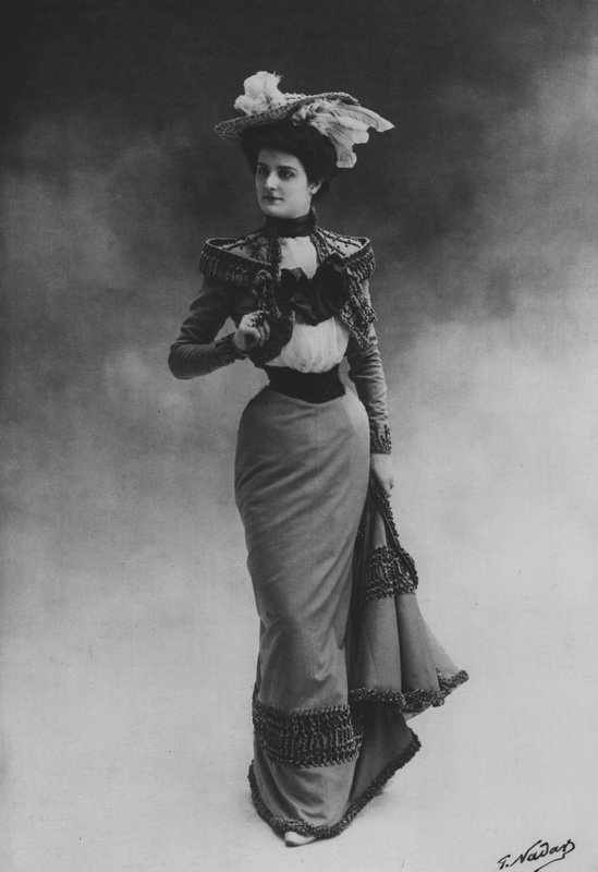Mademoiselle Dortzal (s/hvitt bilde) av (after) French Photographer