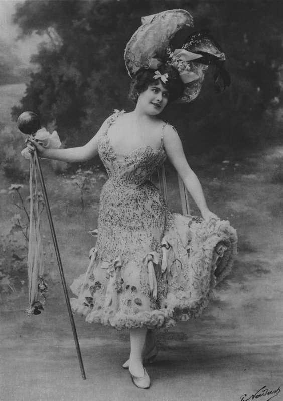Marcelle Irven (s/hvitt bilde) av (after) French Photographer