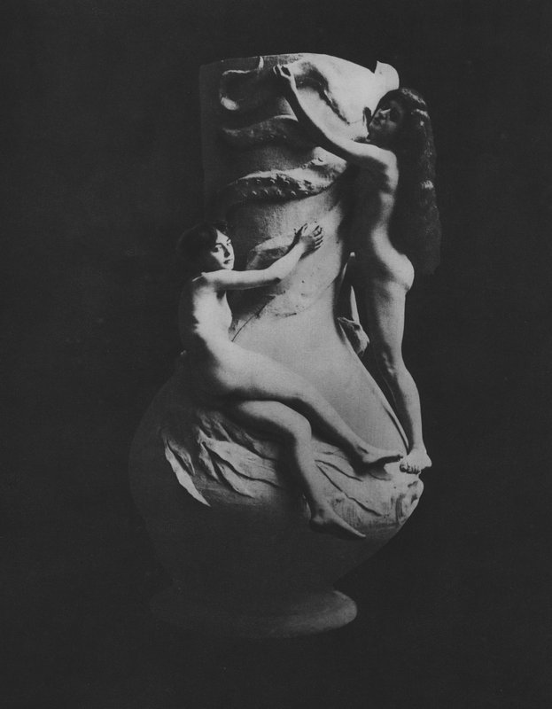 Modeller med vase (s/hvitt bilde) av (after) French Photographer