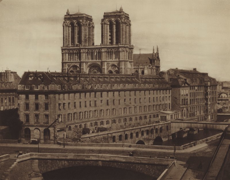 Notre-Dame maskert av det gamle Hotel-Dieu (s/hv-bilde) av (after) French Photographer