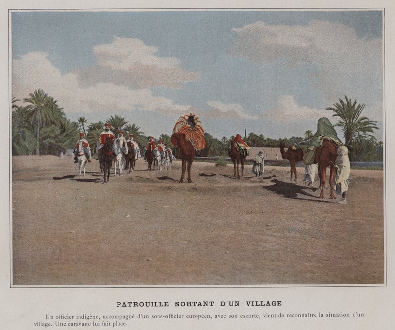 Patrol forlater en landsby (farget bilde) av (after) French Photographer