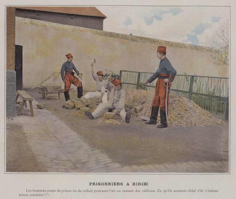 Fanger i Biribi (farget bilde) av (after) French Photographer