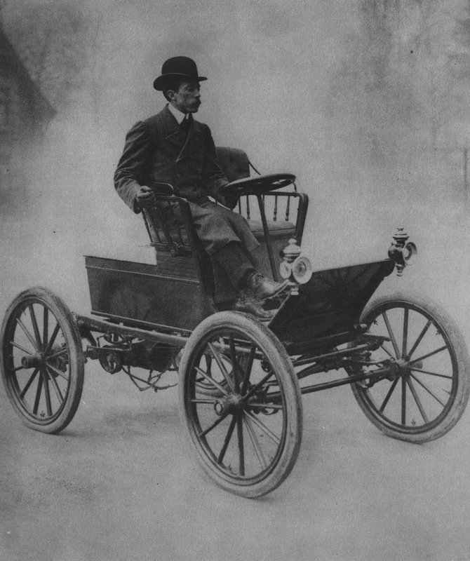 Santos Dumont kjører bilen sin (s/hvitt bilde) av (after) French Photographer