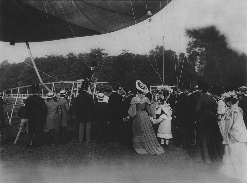 Santos Dumont og luftskipet hans (s/hvitt-bilde) av (after) French Photographer